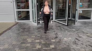 Je sors du magasin, les seins dehors