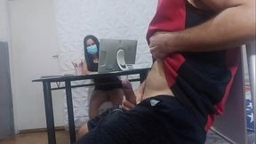 secretaria safada sem calcinha! me arrisquei e mostrei o pau duro para ela!