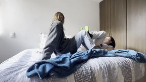 La vecina y yo jugamos a lucha femenina de pies, cosquillas y aplastamiento