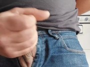 Me masturbo en el baño de un amigo de mi mujer