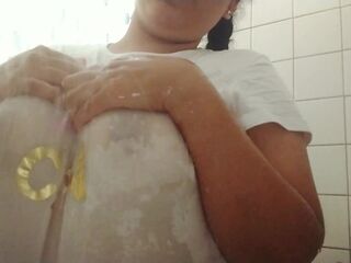 Chica hot Tetona con camiseta mojada JOI EN ESPAÑOL / Hot hotty with juicy T-shirt JOI IN SPANISH