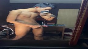 novinho pauzudo mostrando a piroca no espelho