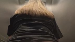 Stinking up the ladies room MP4