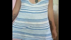 Flaca latina jugando con su vestido