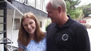 La linda pelirroja Allison Wyte recibe una dura penetración anal de Dick Nasty en una orgía gangbang salvaje