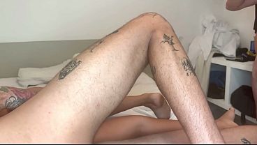 CORNO ASSISTINDO A NOVINHA CASADA HOTWIFE DANDO PRA DOIS AMIGOS DOTADOS TATUADOS
