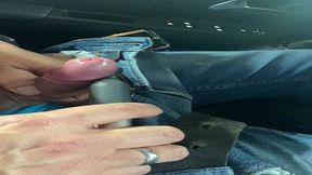toujour dans la voiture cette fois ci c’est mon homme qui joue avec mon joujou...
