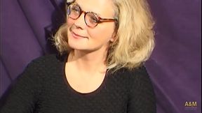 La mami caliente con el co&ntilde_o peludo, se folla a sus amigos.