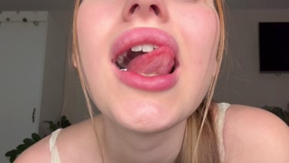stepsister likes to show her mouth and tongue