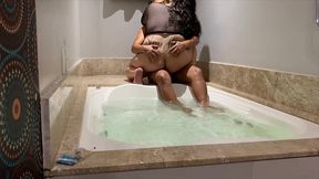 baiano pauzudo passa a quarentena do corona virus fodendo com a rabuda na banheira o cuzinho dela e guloso