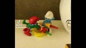 Robin safado traindo Batman com dupla de smurfs dotados