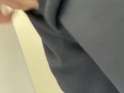 仕事中にトイレでオシッコする日本人男性 Japanese man peeing in the bathroom at work