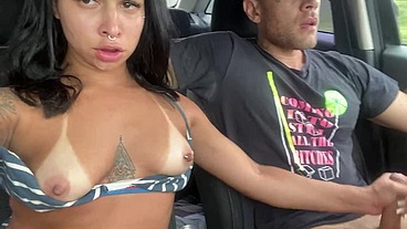 Pocahontas babando, engasgando e quase vomitando no boquete dentro do carro