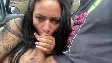 Pocahontas babando, engasgando e quase vomitando no boquete dentro do carro