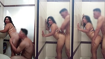 Fui a un baño en una gasolinera de reprende entro un despachador y me vio con mi traje de baño y como estaba guapo no desaproveche y me comió mi culo