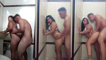 Fui a un baño en una gasolinera de reprende entro un despachador y me vio con mi traje de baño y como estaba guapo no desaproveche y me comió mi culo