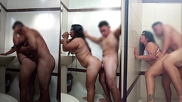 Fui a un baño en una gasolinera de reprende entro un despachador y me vio con mi traje de baño y como estaba guapo no desaproveche y me comió mi culo