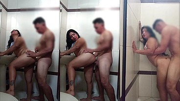 Fui a un baño en una gasolinera de reprende entro un despachador y me vio con mi traje de baño y como estaba guapo no desaproveche y me comió mi culo