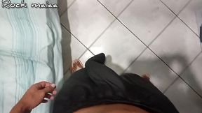 pau balancando por dentro da bermuda com gozada no final