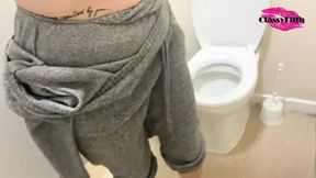 Classy&#039;s wet pussy pissing up close