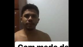 Irm&atilde_o pega outro irm&atilde_o tocando punheta