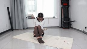 xy341 - thought the cute little secretary in gray stockings was tied up with ropes and tried to pick up candy from the ground with her feet.