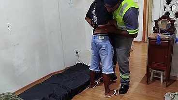 Levando o trabalhador tesudo pra casa