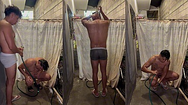 Dos hombres latinos se duchan con manguera al aire libre