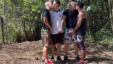 SURUBA NO MATO COM OS AMIGOS DA FACULDADE
