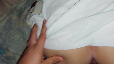 A escondidas con mi compañera de universidad, cuando sus amigas se duermen se mete en mi habitacion