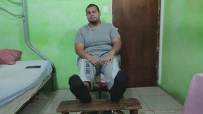 Hablándole a mi esclavo que huela mis pies sudados y apestosos. Me telling my slave to smell my sweaty, smelly feet