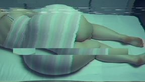 Big-bootied Woman Shopping in Rich Leggings