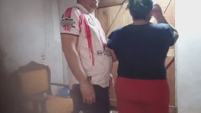 Fetiche de olores en pareja: oliendo el uno al otro.