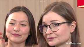 Nerdy Amateur lesbians: Lehramtsstudentin Emily treibt es intensiv mit sportlicher Kosmetikerin Luna T. - German