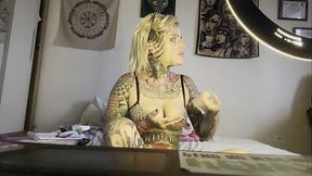 Sultry solo girl with big booty teases on cam