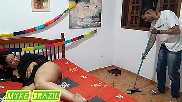 Patroa Zayra Pink se assusta com o funcionário fazendo a faxina do quarto dela mas antes gostou e deu para ele bem gostoso