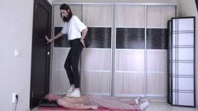 Flavia - dirty white sneakers trampling 4K