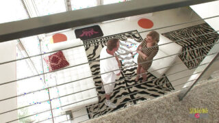 Danny Wylde et Mark Wood prennent Adrianna Nicole à deux dans la salle de bain, avec des éjaculations faciales torrides.