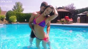 amy lee have some daydreaming next to the pool