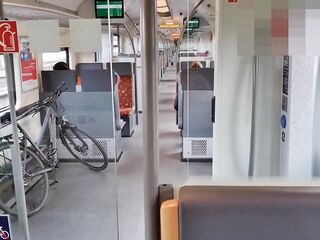 Megakrank! Süßes Mädchen bläst mitten im Zug einen Schwanz