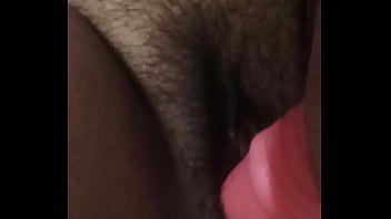 Esfregando gostoso na bucetinha virgem e molhada