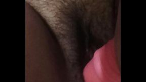 Esfregando gostoso na bucetinha virgem e molhada