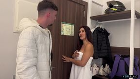 he meet s a girl and fuck s her friend while she showers