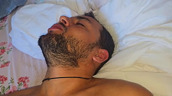 Despertando o macho pauzudo em sua cama com aquele tes&atilde_o matinal.
