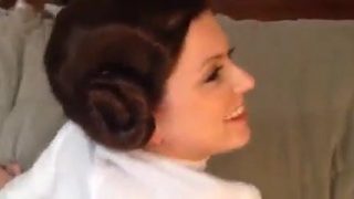 Princess Leia cosplayer รับลำคอใน งานเป่า เลอะเทอะ