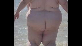 On m'_a vue enti&egrave_rement nu &agrave_ la plage. Je ne suis pas rentr&eacute_ dans l'_eau ...