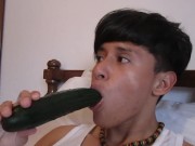 ragazzo ingoia cetriolo