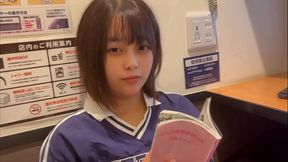 「声だしたらバレるよ&hellip_」ネットカフェでSEXで喘いでイキまくるカップル。