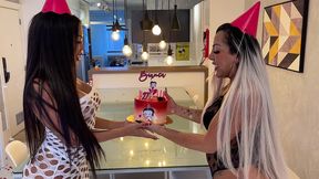 dei essa gostosa da bunda grande de presente de aniversario pra minha irma, e transamos com ela com vontade, assista ate o final!