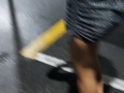 Em público e sem calcinha adoro mostrar  bunda buceta e pagar peitinho